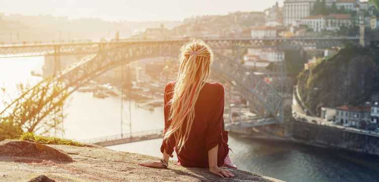 Genieten van het uitzicht op de stad in Porto