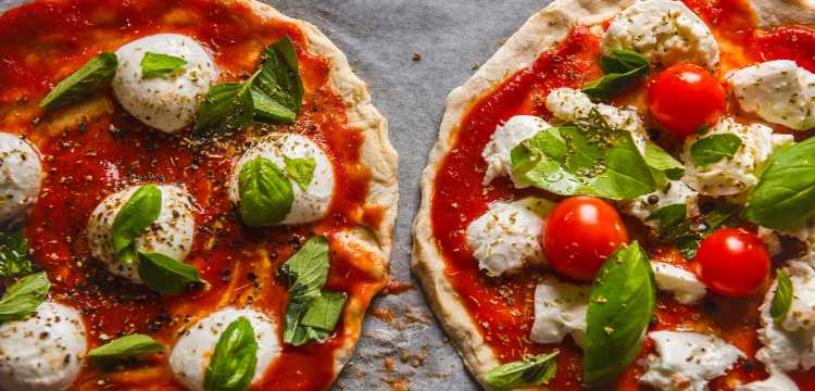 Pizza con pomodoro, mozzarella e basilico