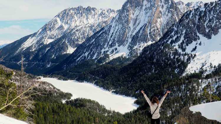 Chica llegando al mirador del lago de San Mauricio, Parque Nacional de Aigüestortes.