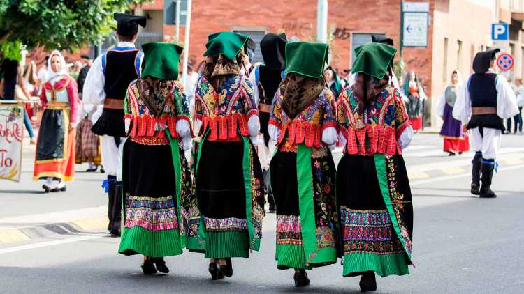 Apprezzate i costumi coloratissimi