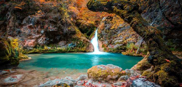 Lago y cascada del rio Urederra en Navarra