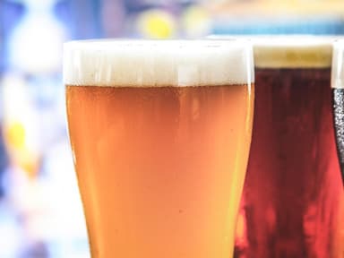 Bière blonde, brune et blanche
