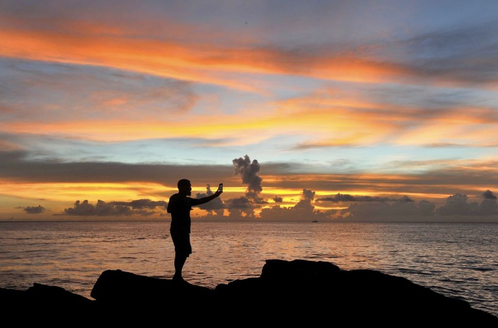 Gambar Pemandangan Pantai Saat Matahari Terbenam