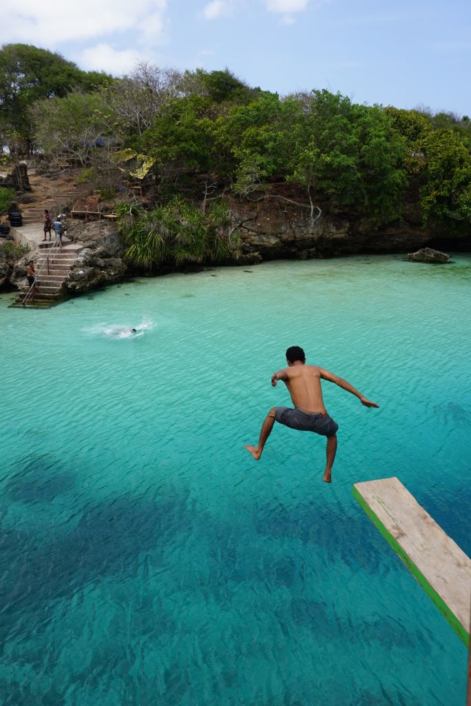 Mencoba papan loncat di Laguna Weekuri