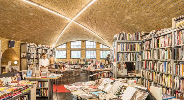 Menelusuri Toko Buku indie di Berlin Jerman - Bucherbogen Savignyplatz
