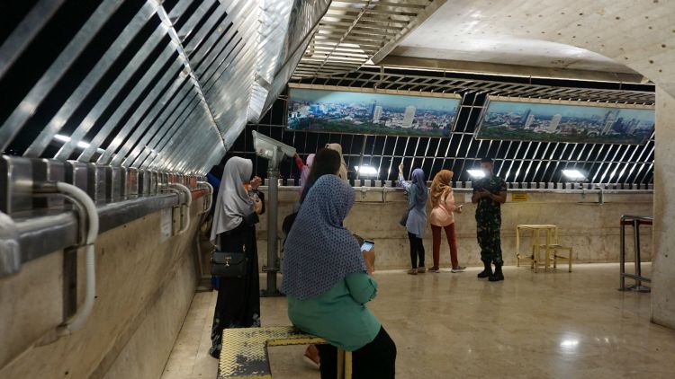 Suasana dek observasi Monumen Nasional di malam hari.