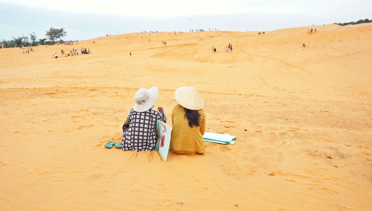 7 Hal Seru yang Wajib Dilakukan di Mui Ne_Sunset di Red Sand Dunes