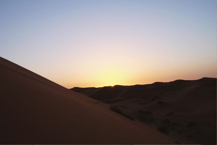 Matahari pagi di Gurun Sahara terlihat lebih besar dan langsung menyinari seluruh lapisan pasir (Foto: Mega Caesaria).