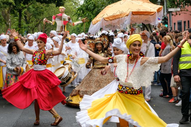 Melihat Parade dan Festival Jalanan - Karneval der Kulturen