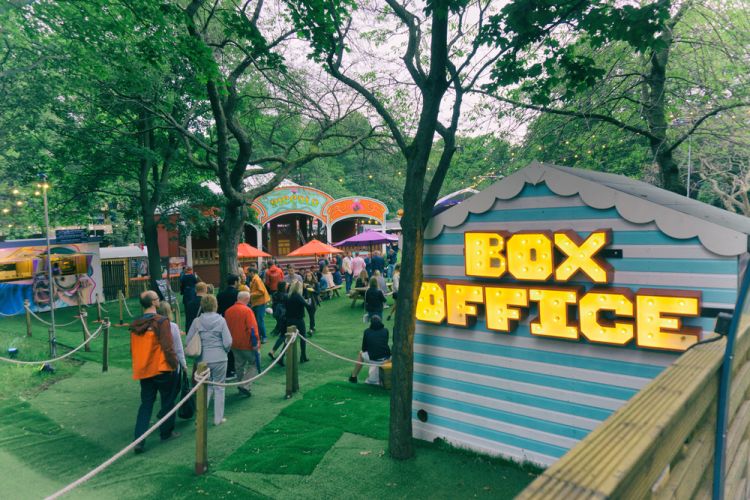 Fringe Box Office adalah tempat untuk membeli tiket pertunjukan Edinburgh Festival Fringe. Image credit: Ludovic Farine / Shutterstock.com
