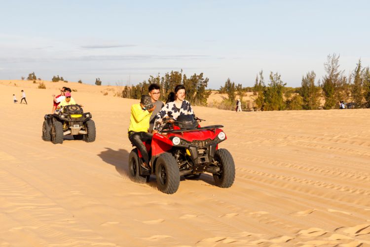 7 Hal Seru yang Wajib Dilakukan di Mui Ne_Naik ATV di White Sand Dunes
