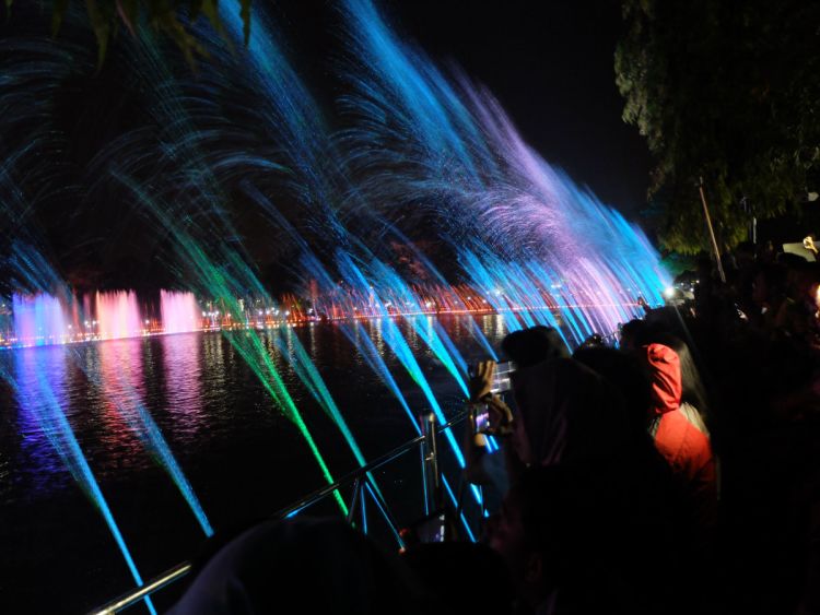 Malam Mingguan Di Taman Air Mancur Sri Baduga Wego