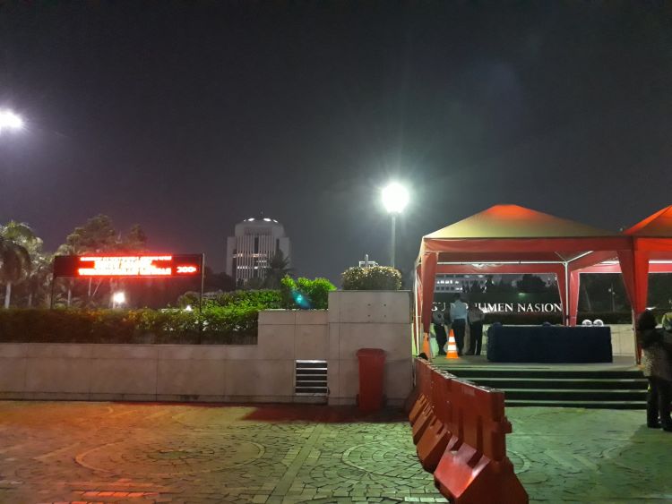 Naik ke Monas di malam hari