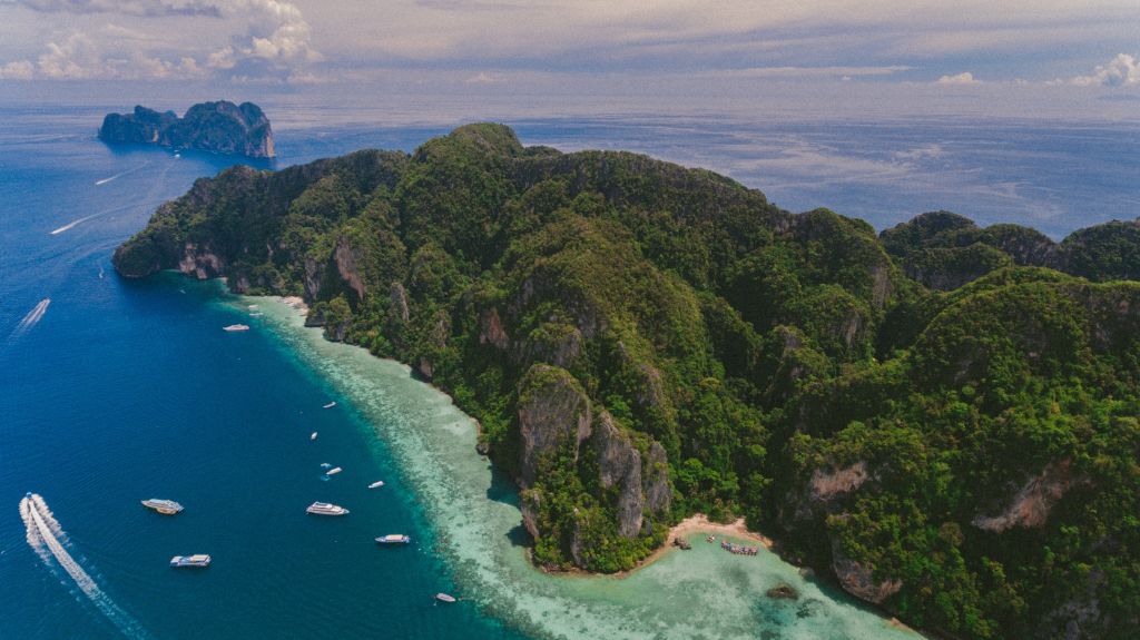 pegunungan di tengah laut