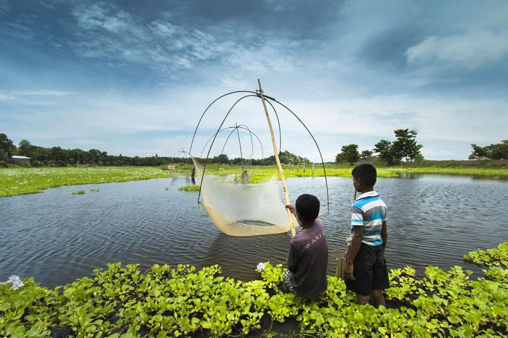 dua orang anak di pinggir danau