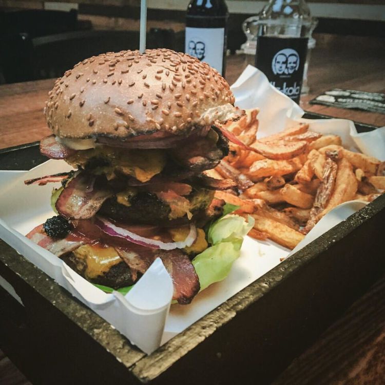3h Burger & Chicken - 5 Must-Try Restaurants in Germany for Muslim Travelers