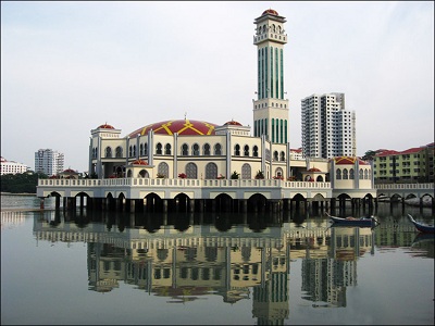 المسجد العائم في جزيرة بينانج ماليزيا -الصورة من موقع daleel.tours-malaysia