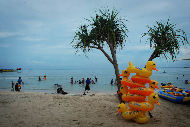 Berkejaran Dengan Ombak Di Pantai Bandengan Wego Indonesia