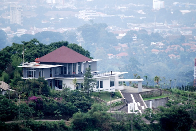 Lokasi Lawang Wangi Creative Space bikin kita betah berlama-lama di tempat ini. (FOTO: artsociates.com)
