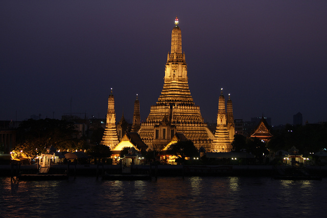 Wat Arun, sanga fajar yang indah di malam hari