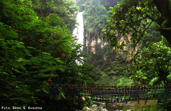 Ribuan Anak Tangga Menuju Grojogan Sewu