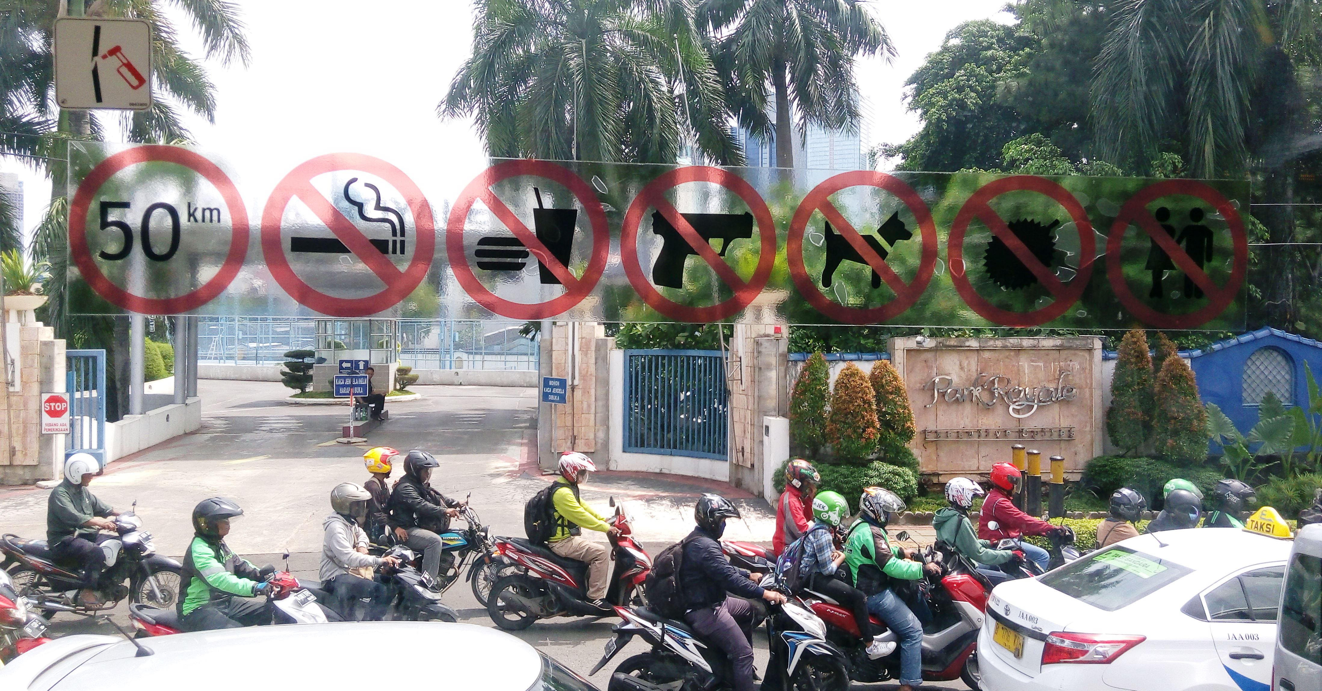 Aturan yang ditempel di kaca-kaca bus Transjakarta (dok: Yasmin Hadi).