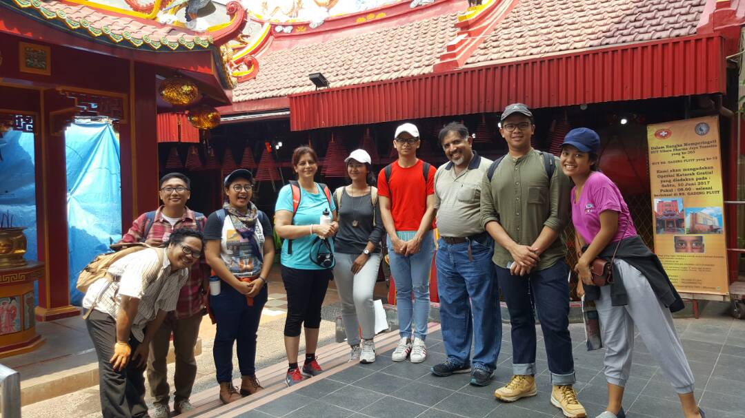 Peserta Chinatown Walking Tour di Vihara Dharma Jaya Toaseibo.