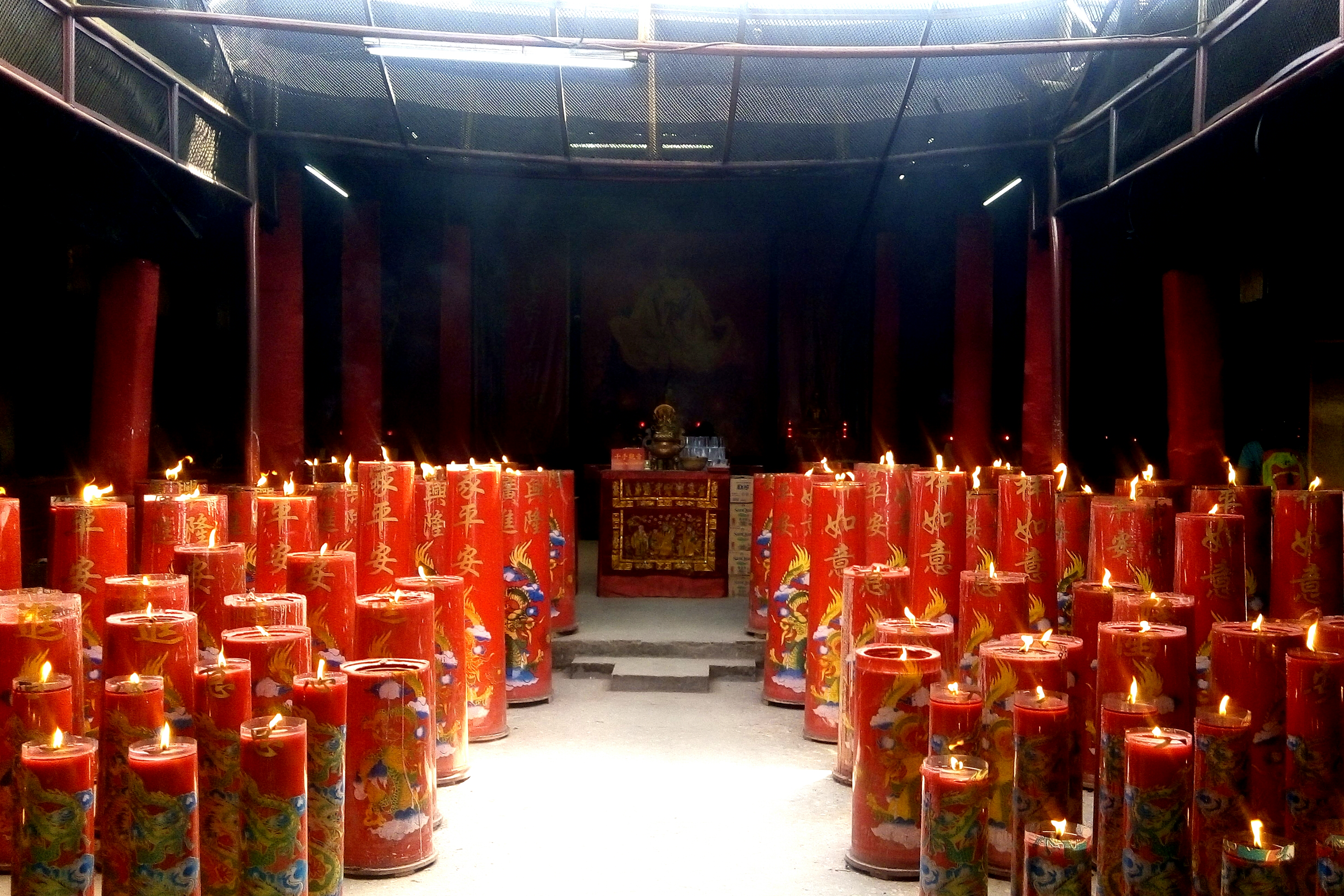 Bagian dalamnya wihara yang pernah terbakar di tahun 2015 lalu.