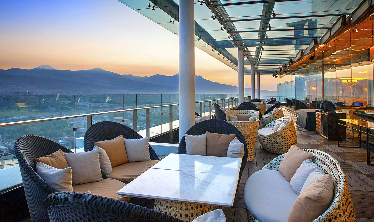 The 18th Restaurant and Lounge Trans Luxury Hotel