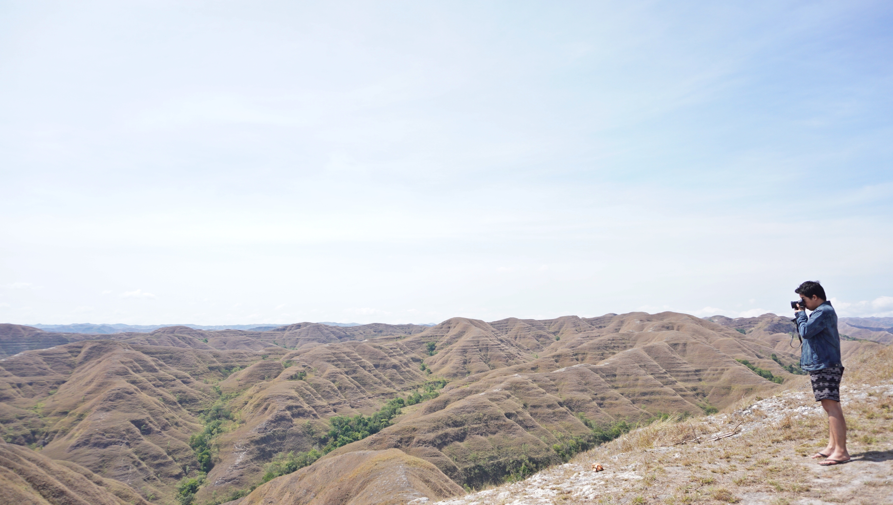 Pemandangan_savana_di_Sumba_saat_peralihan_musim_kemarau_dan_musim_hujan