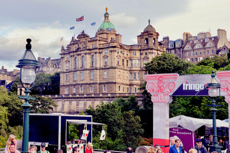 Suasana Edinburgh Fringe Festival 2018 dengan latar kantor pusat Lloyds Bank Scottish. Image credit: lou armor / Shutterstock.com