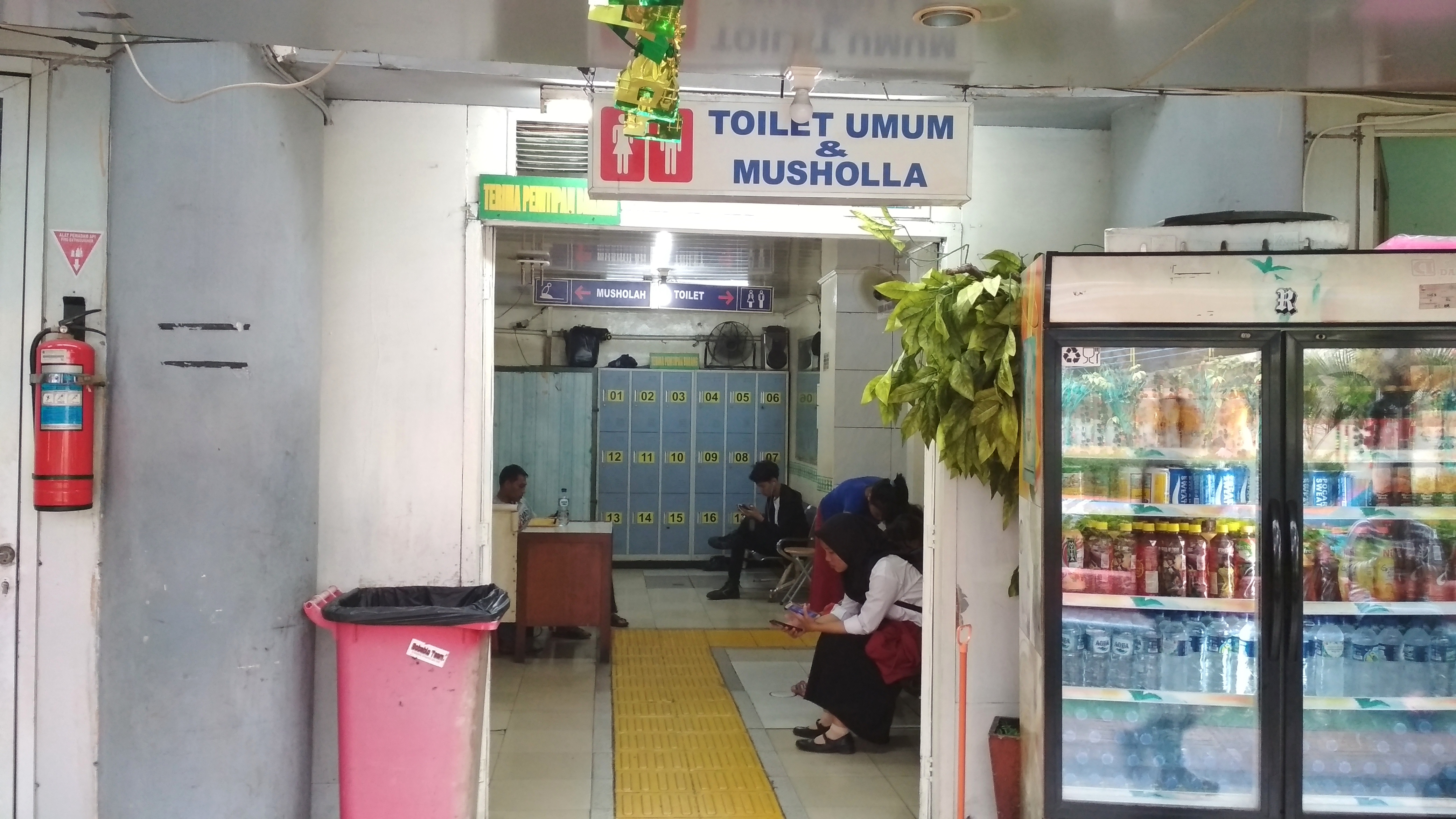 Halte TransJakarta dengan Fasilitas Musala_Halte Kota