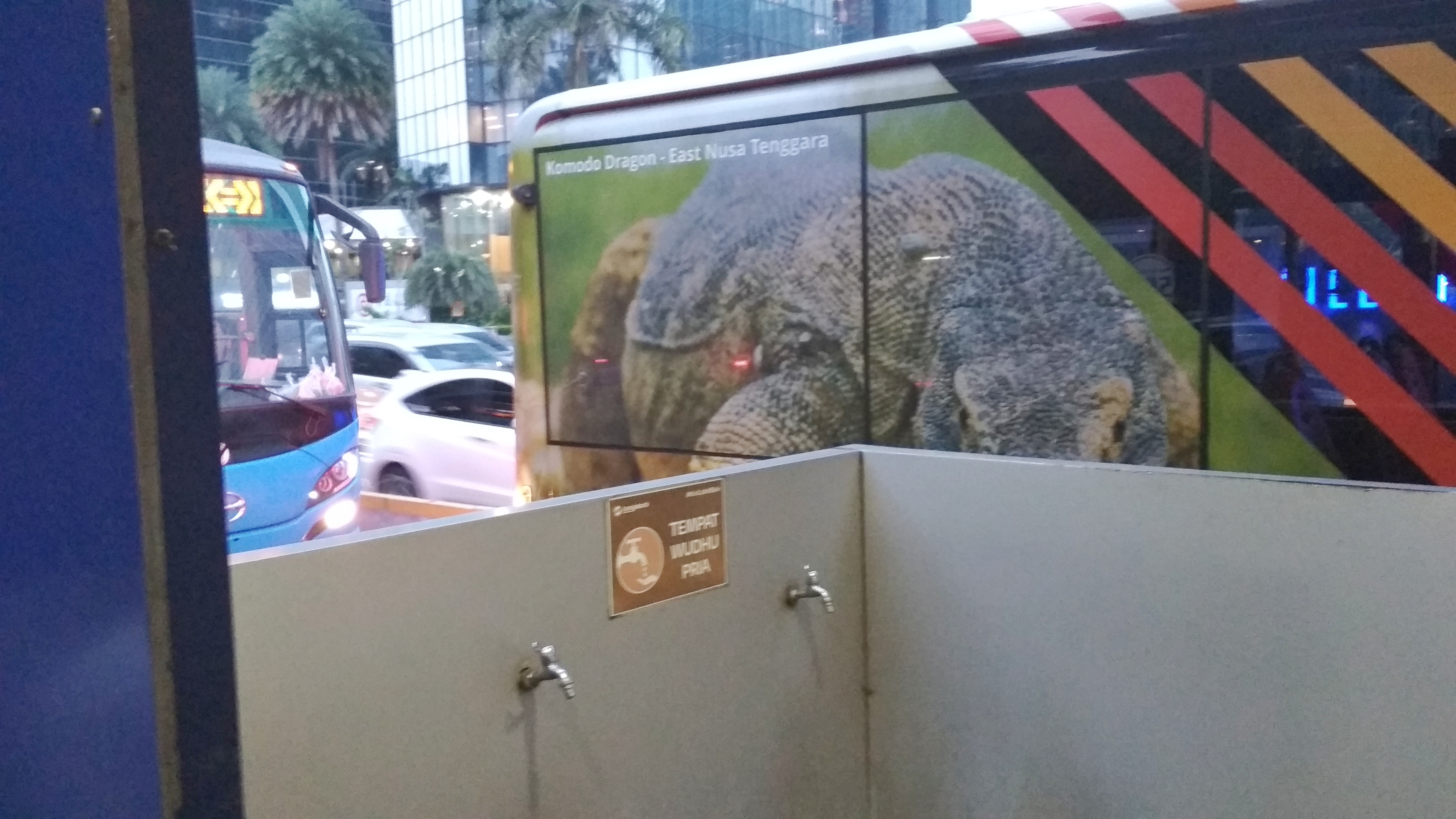 Halte TransJakarta dengan Fasilitas Musala