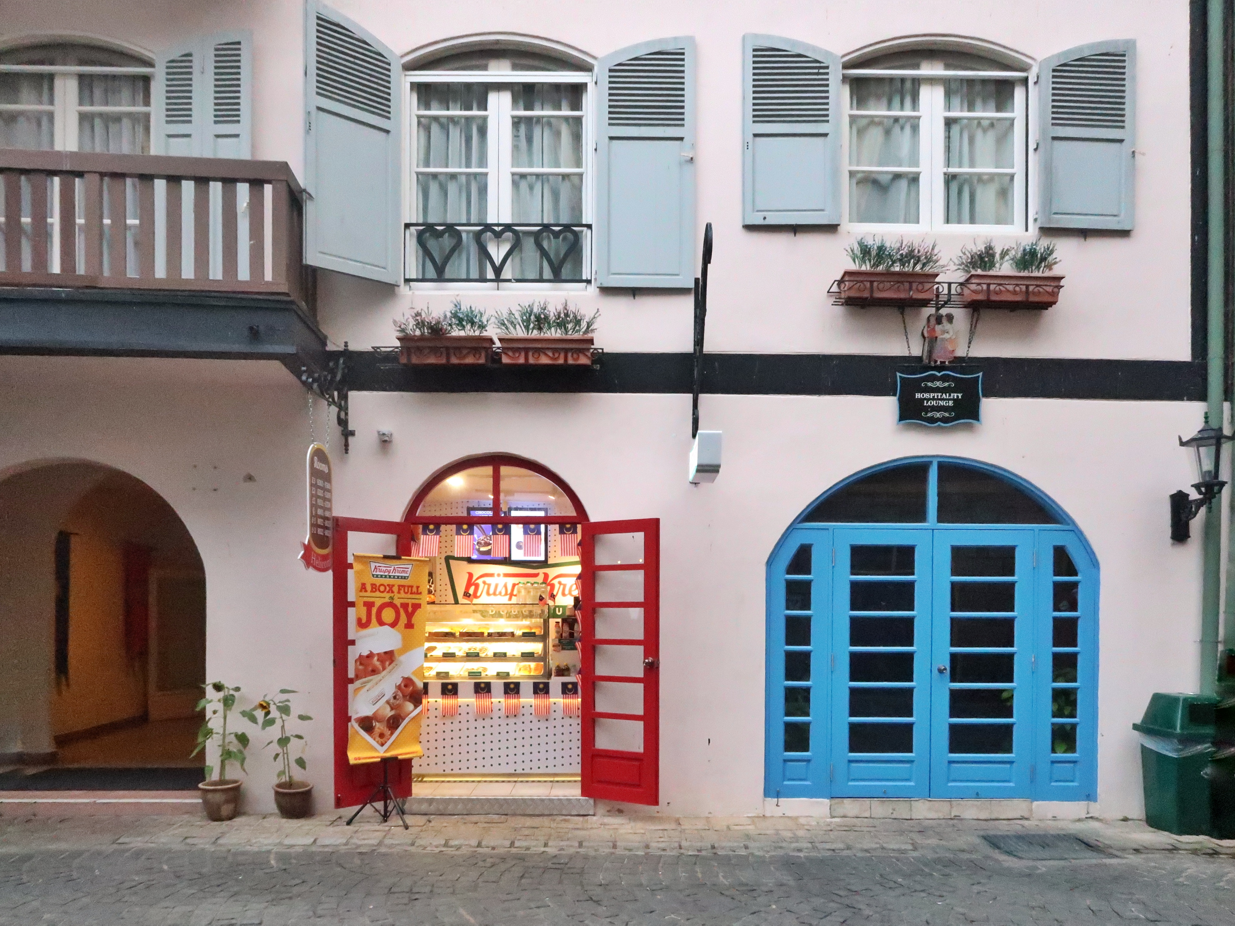 Gerai makanan di Colmar Tropicale