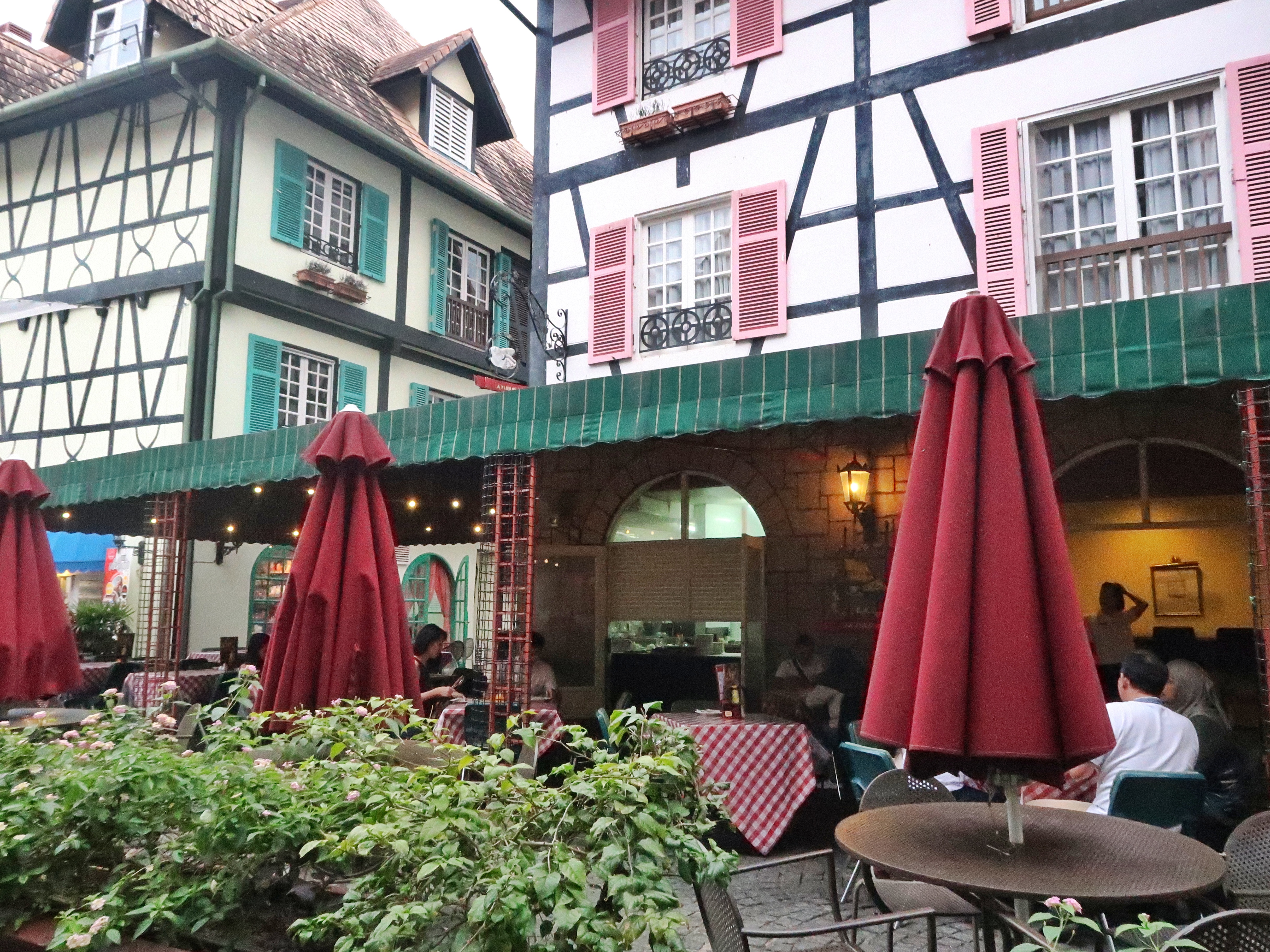 Gerai makanan di Colmar Tropicale