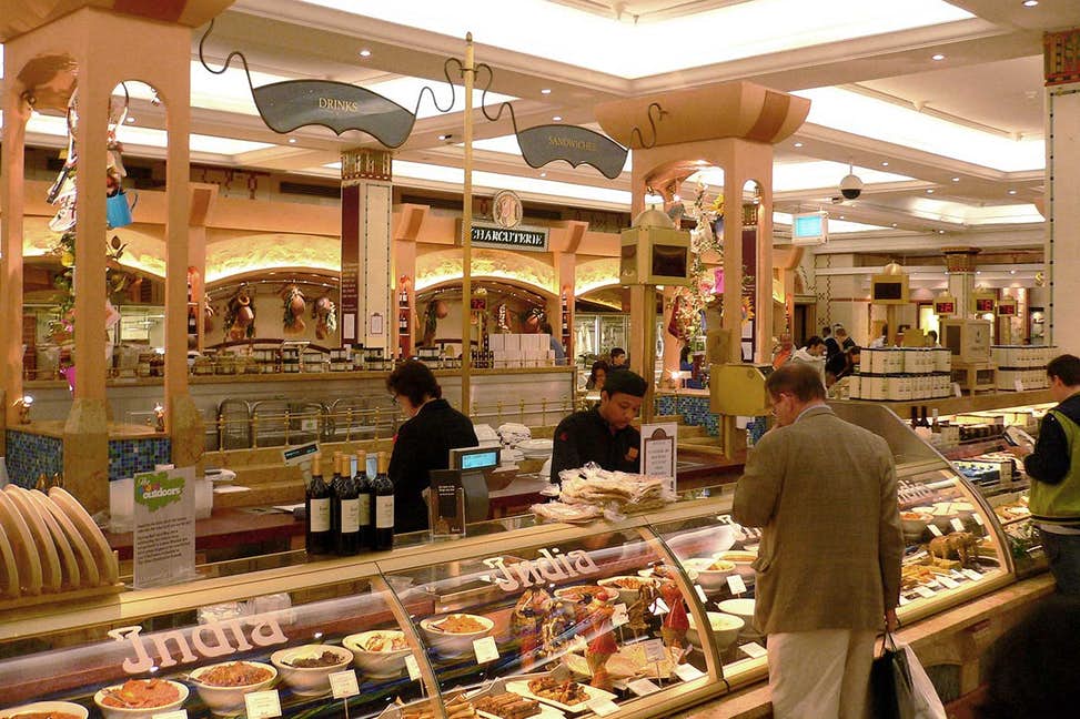 pengunjung di food hall
