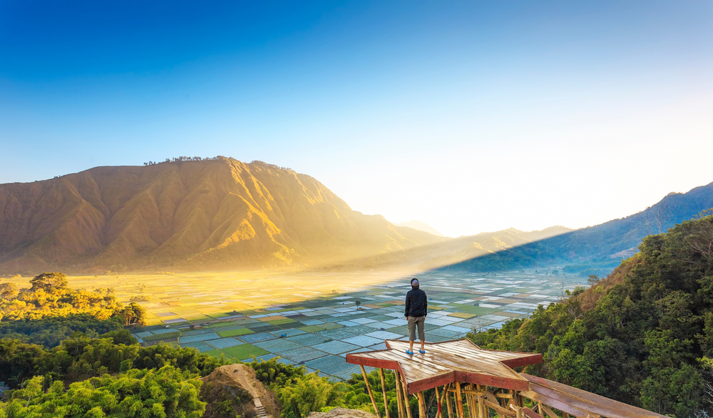 Langit biru di atas Gunung Rinjani