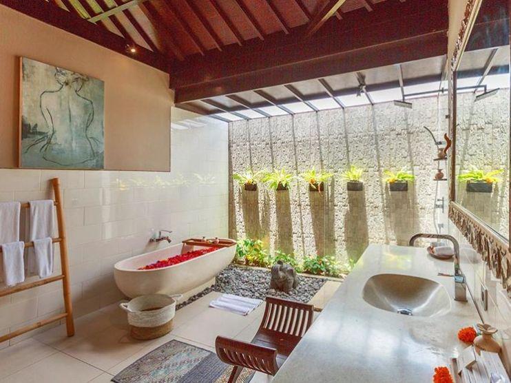 sudut kamat mandi yang menyatu dengan alam