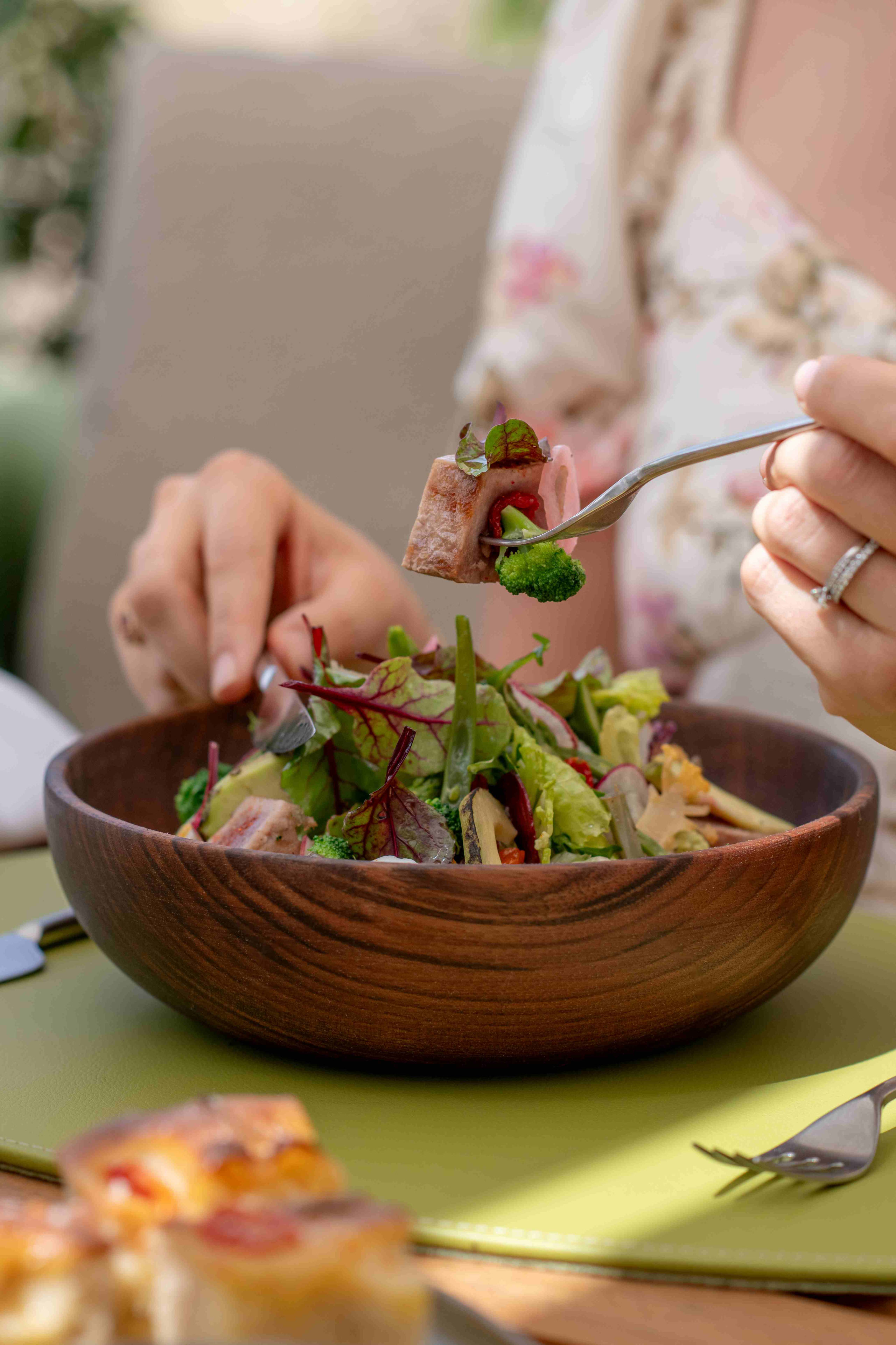 Pavillon Terrace&pool Lunch Cannoise Salad Semi Cooked Tuna Avocado Honey Balsamic Female Guest Eating