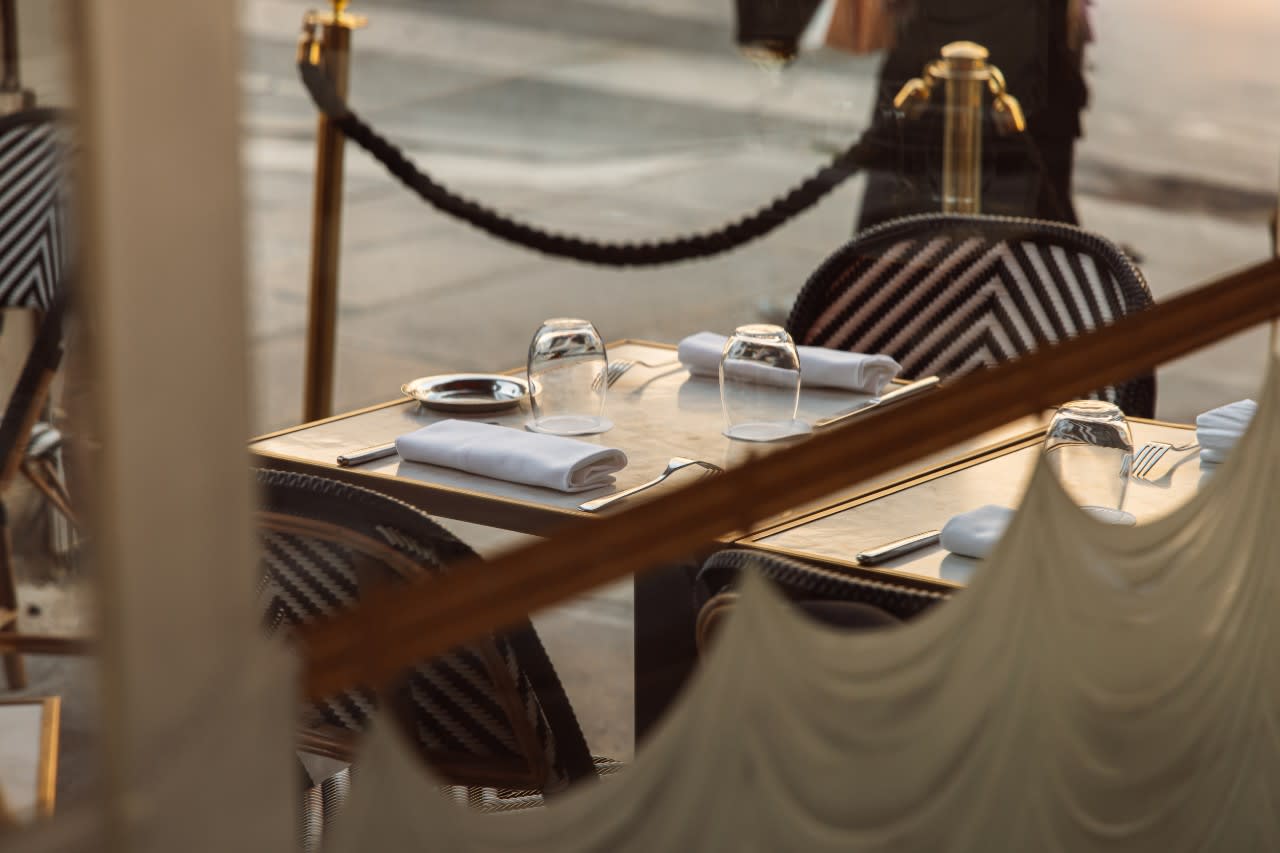 Paraz P0768 Brasserie Du Louvre Exterior Table 1280x1280