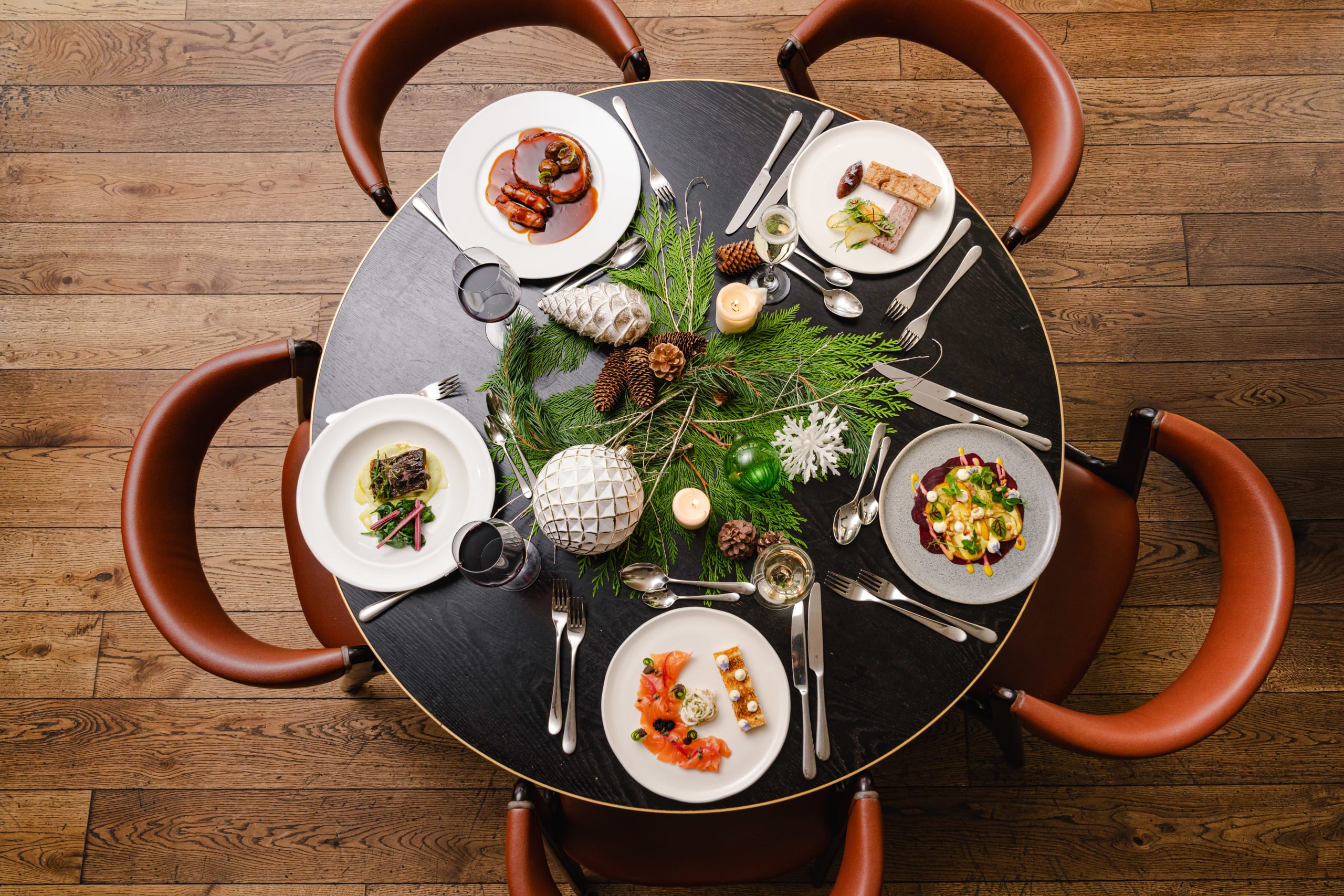 Longe P1470 Eastway Christmas Table Overhead