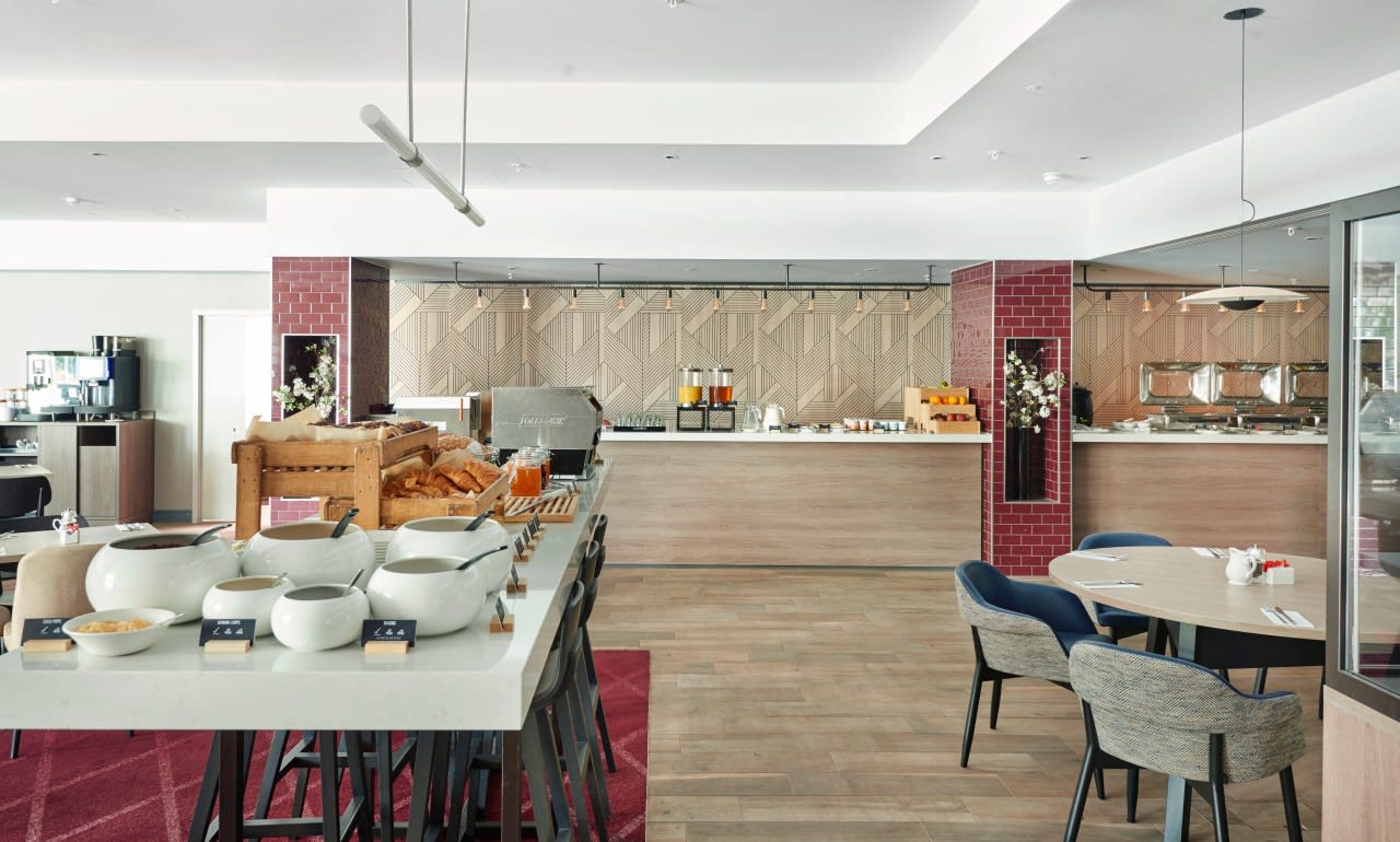 Hyatt Place London Heathrow Airport P062 Gallery Kitchen Breakfast 1280x1280