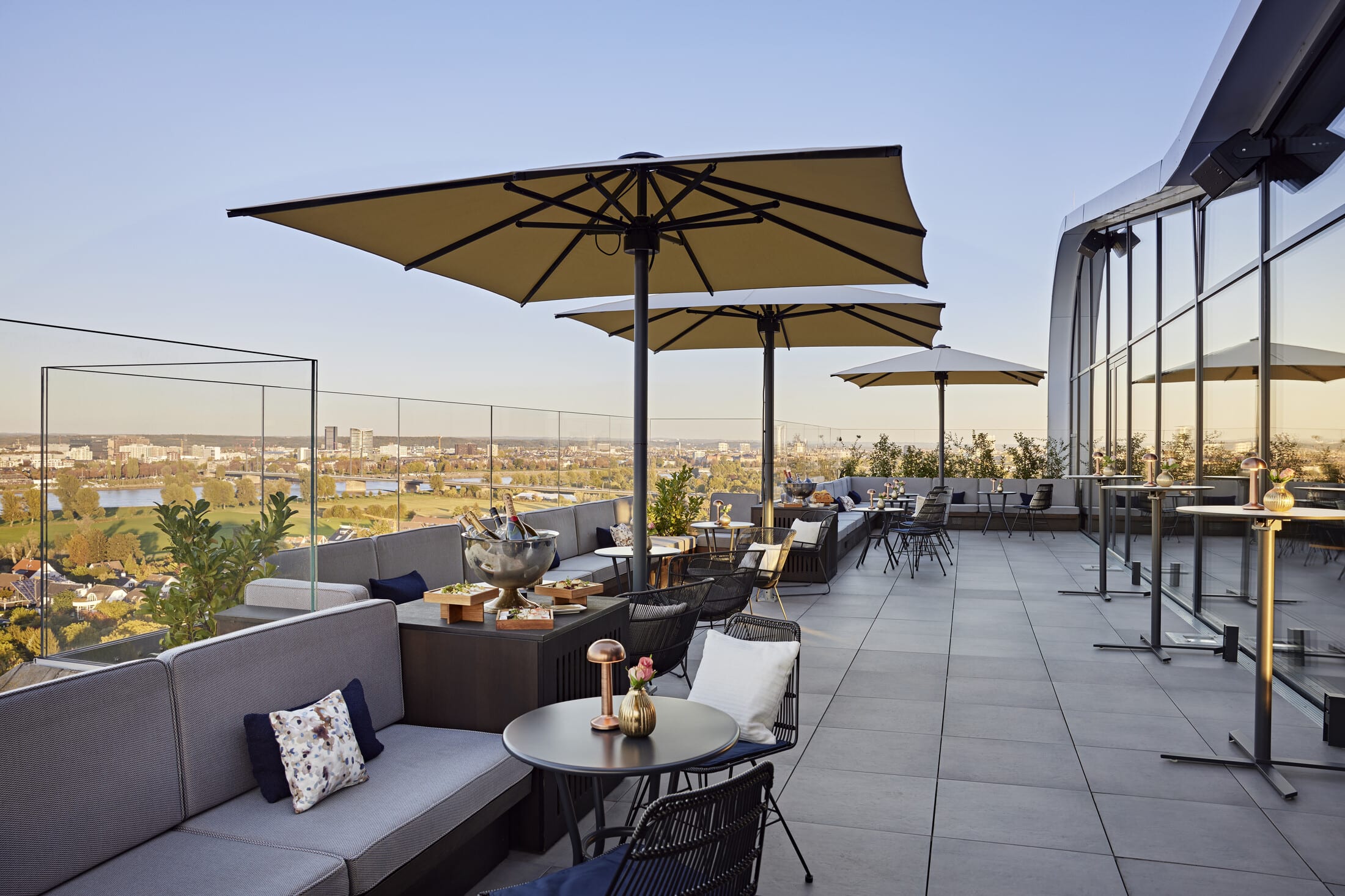 R S25589 Dusste Sky Bar Terrasse 03 Scr