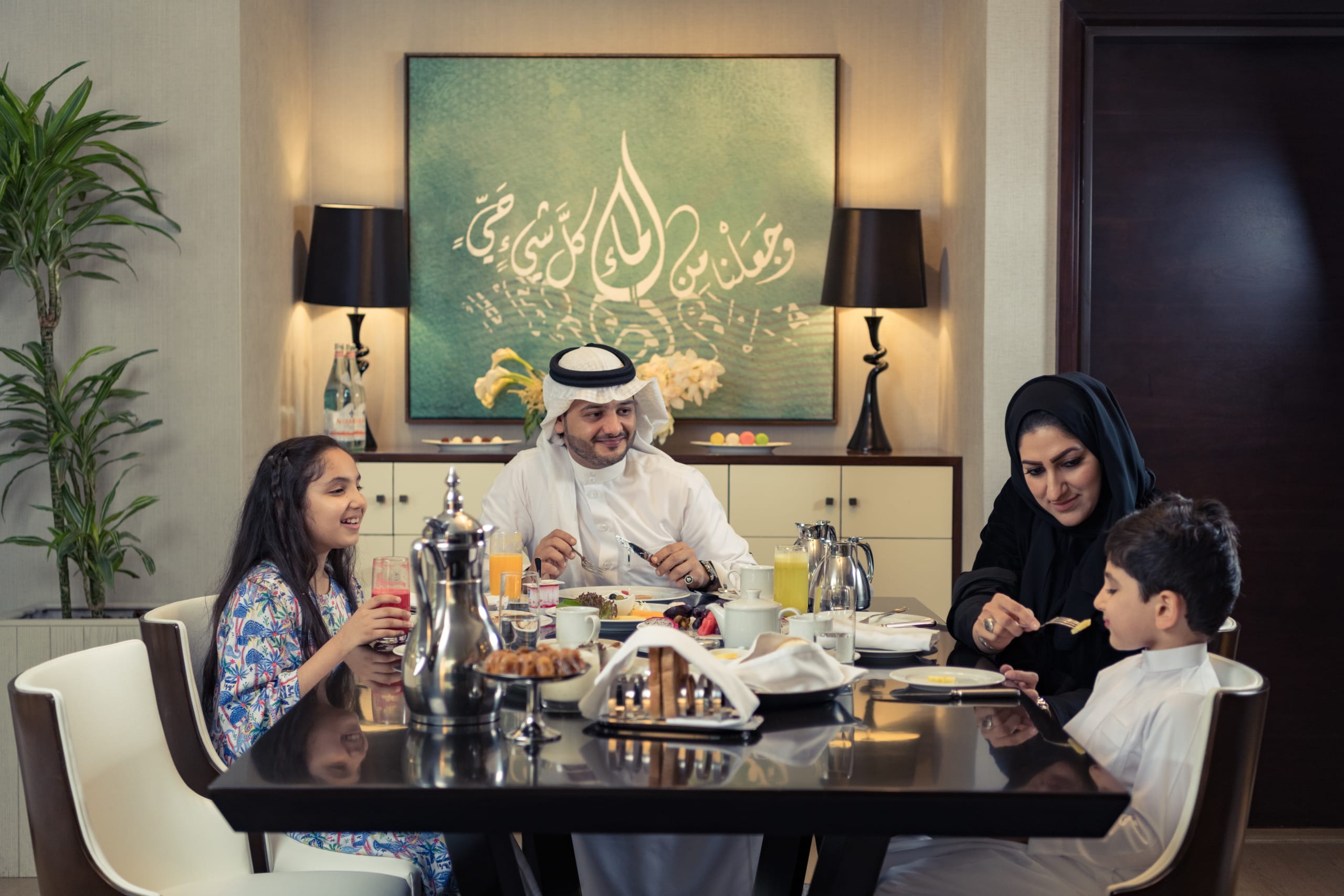 Hyatt Regency Makkah Jodc P064 Family in the Dining Area