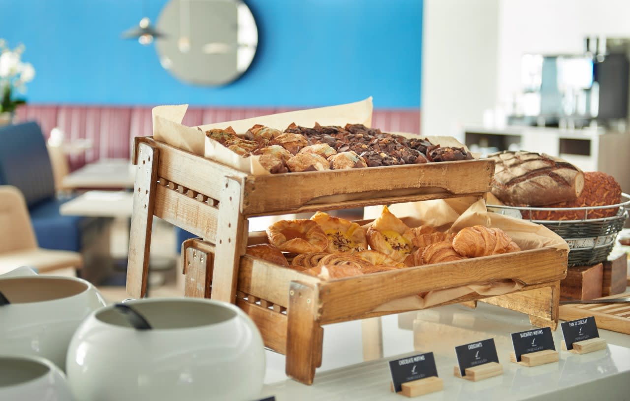 Hyatt Place London Heathrow Airport P065 Gallery Kitchen Breakfast 1280x1280