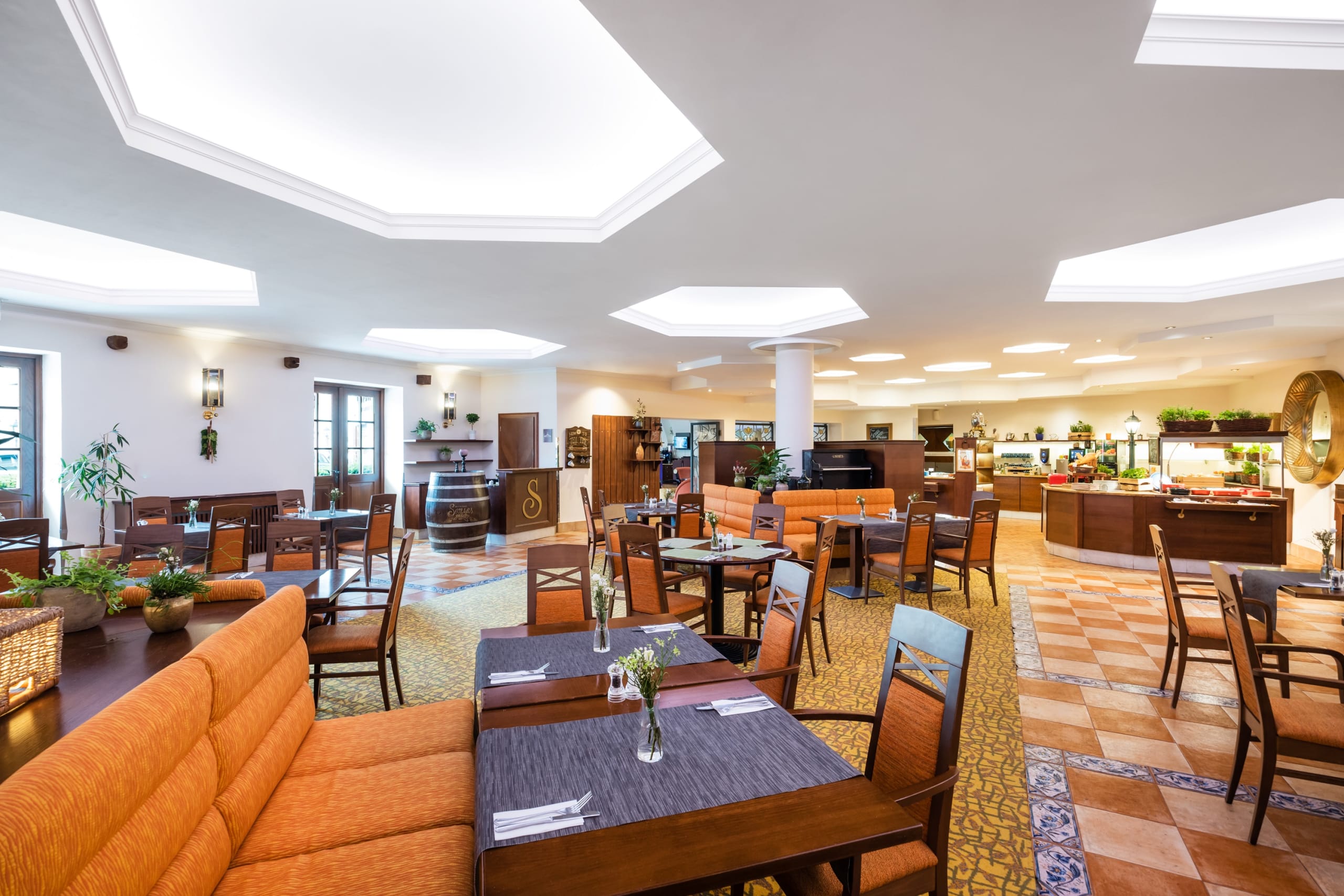 R S27543 Prgjp Restaurant Overview 1