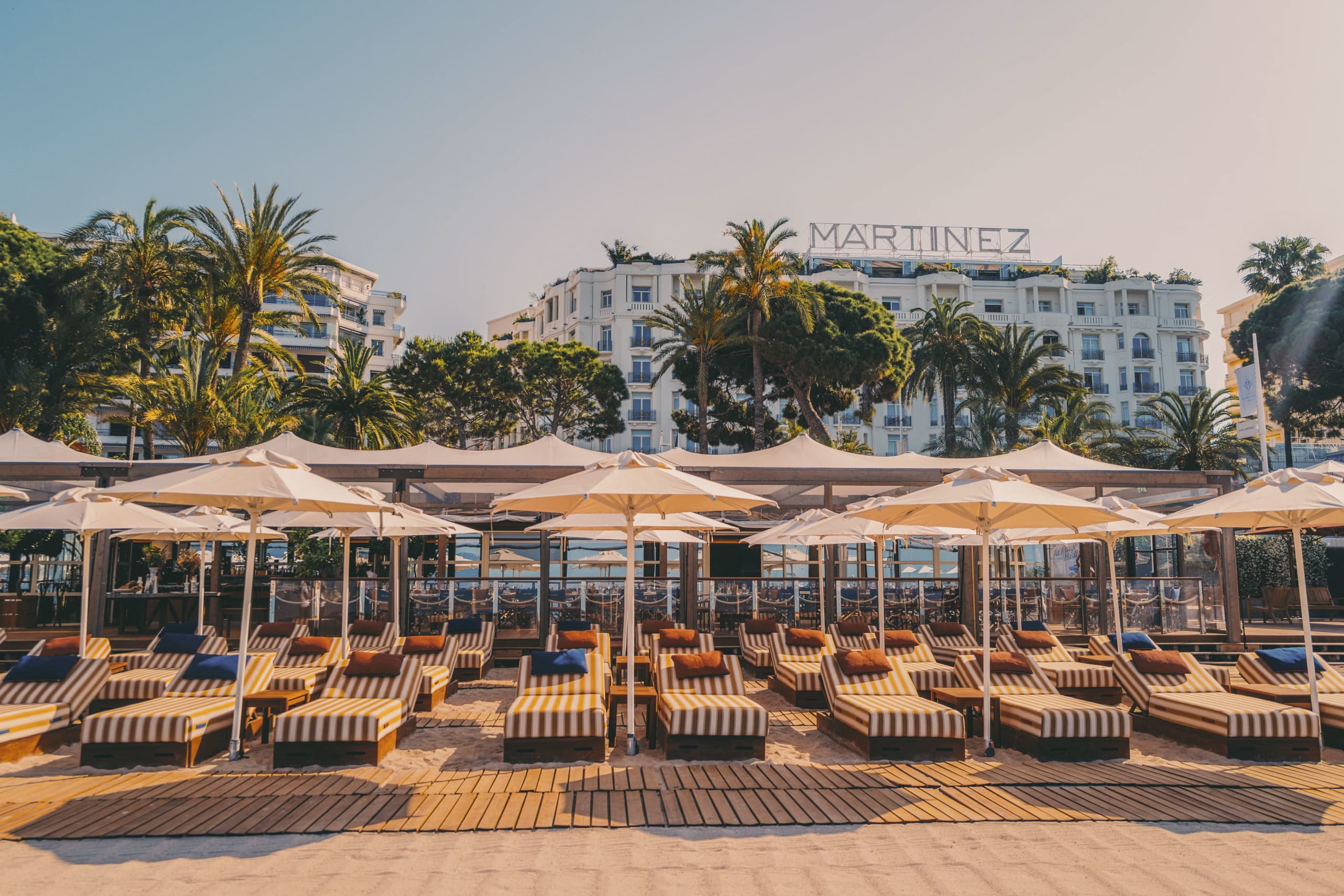 Jcagh P1904 Beach Lounge Chairs Hotel Exterior