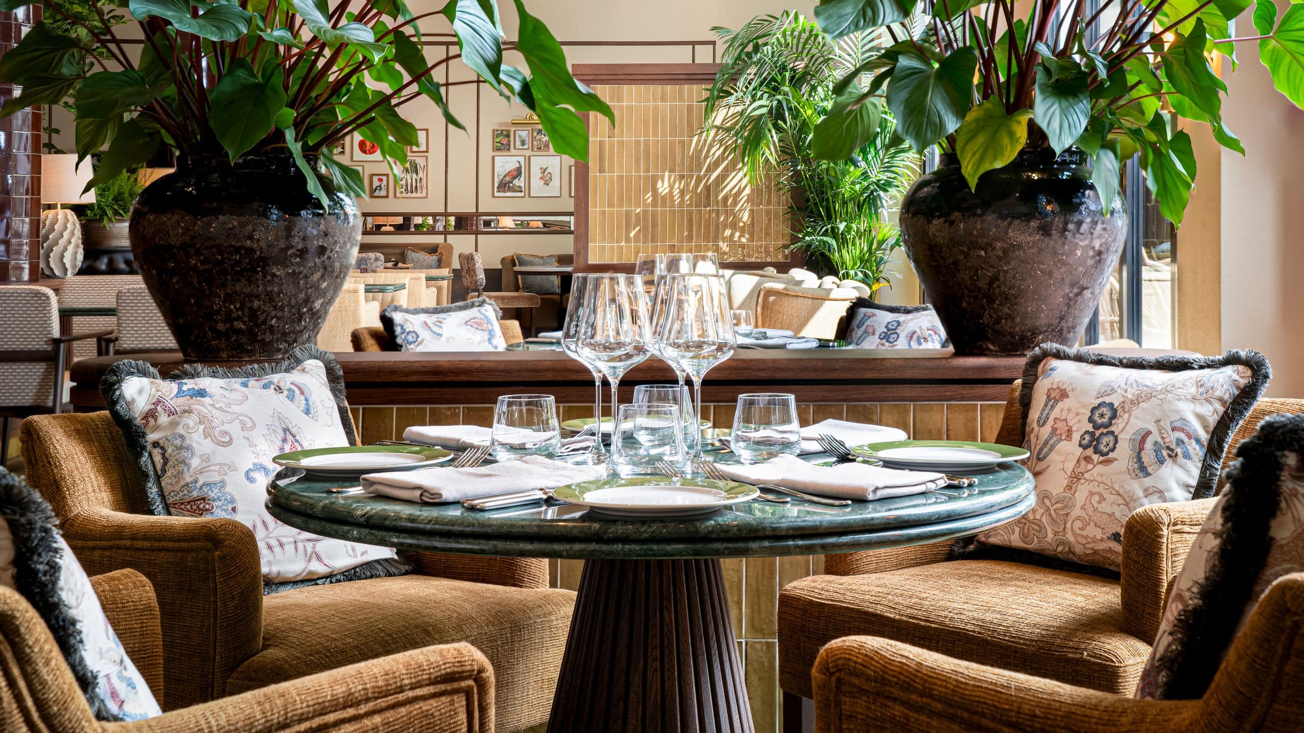 Fraum P0039 Restaurant Brunfels Round Tables Set.16x9.jpg