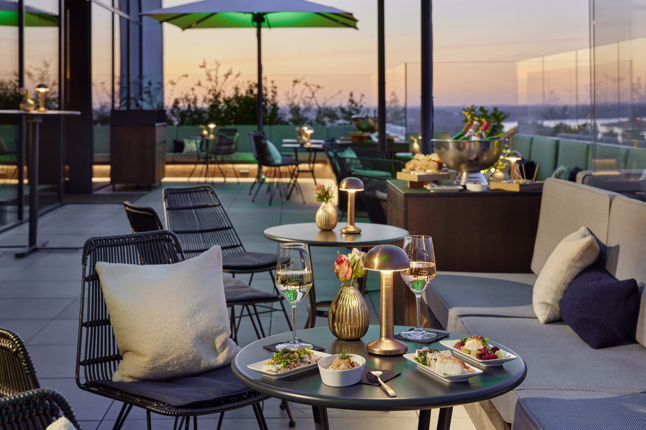 R S26634 Dusjd Skybar Terrace Scr  1 
