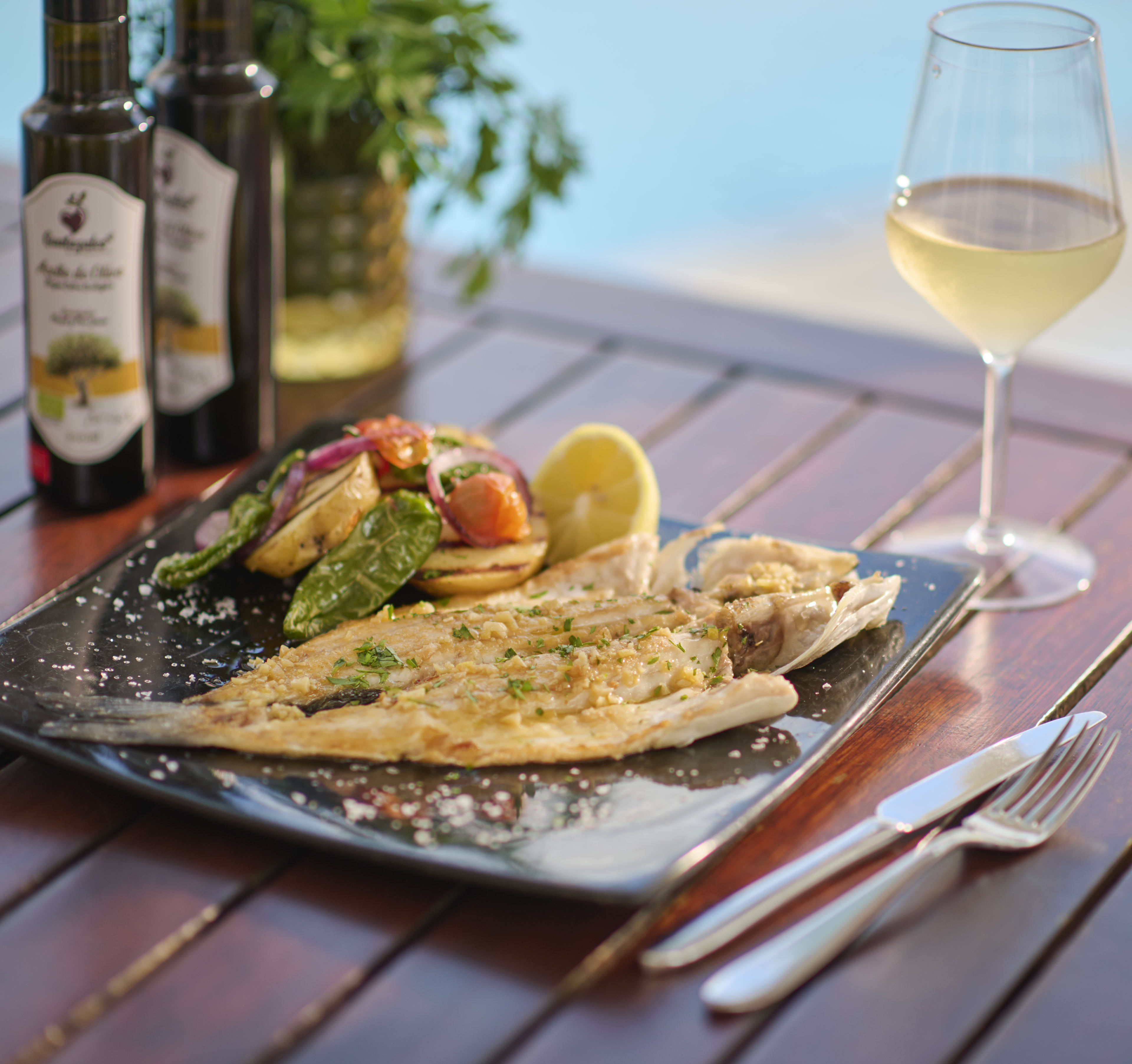 Rmugh P0087 Sol Y Sombra Restaurant Fish (1)